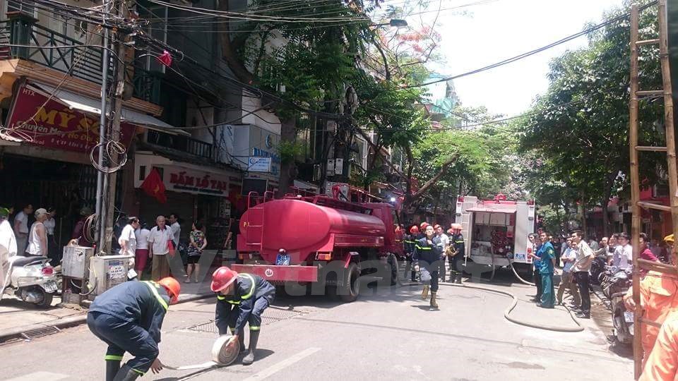 Nhận được tin báo, cảnh sát phòng cháy chữa cháy Hà Nội đã điều 4 xe chuyên dụng có mặt. Công an quận Hoàn Kiếm cũng huy động lực lượng chặn 2 đầu phố Cầu Gỗ. (PV/Vietnam+)