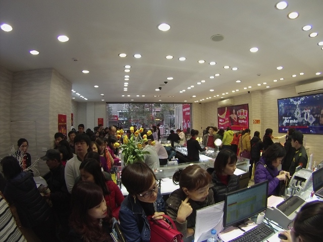 
Nhiều khách hàng đã nhanh trí tản đến các địa điểm mới của DOJI, số 10A Hà Đông, Quang Trung, Hà Nội để bớt thời gian chờ đợi nhưng vẫn đông không kém.
