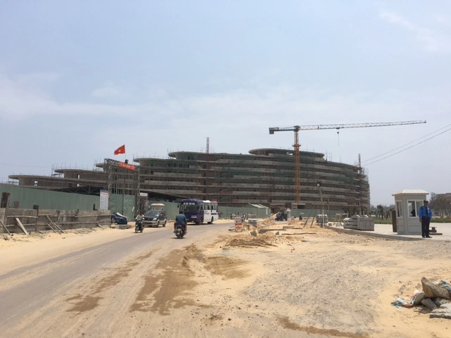 
Chủ dự án cho biết, hiện công trình đang trong giai đoạn cao điểm có khoảng 4.000 lao động đang làm việc và xây dựng ở công trường FLC Quy Nhơn.
