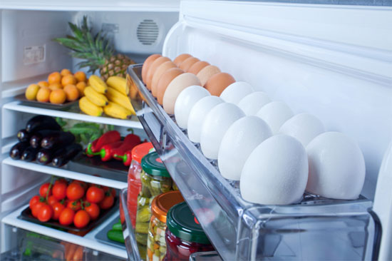Tủ lạnh được lấp đầy tượng trưng có sự dồi dào, no đủ