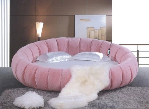 Chiếc giường tròn màu hồng mang đến cảm giác lãng mạn, gắn kết giữa các cặp đôi bởi thiết kế mềm mại.