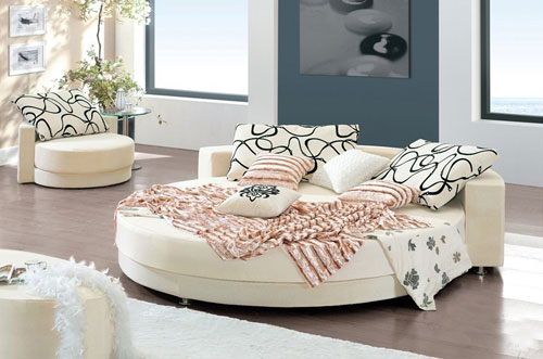Chiếc giường này không chỉ để nằm mà bạn cũng có thể bố trí thành sofa ngồi trò chuyện cùng người thân, bạn bè.