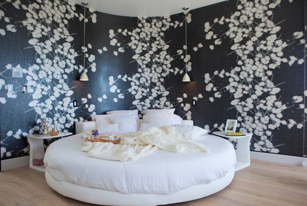 Tường phòng ngủ lựa chọn giấy dán tường ấn tượng làm nền cho giường tròn sắc trắng thêm long lanh.