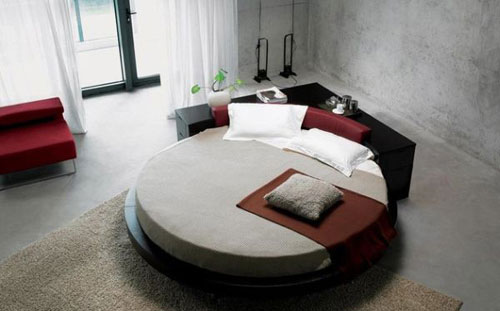Khác với sản phẩm giường hình chữ nhật kê sát tường, bạn có thể bố trí giường tròn nhà mình ở bất kỳ vị trí nào trong phòng ngủ.