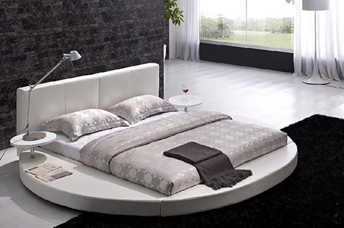 Nếu lo ngại giường tạo cảm giác chật chội, bạn hãy chọn tông trắng vừa lịch sự vừa giúp nhà có vẻ thoáng rộng.