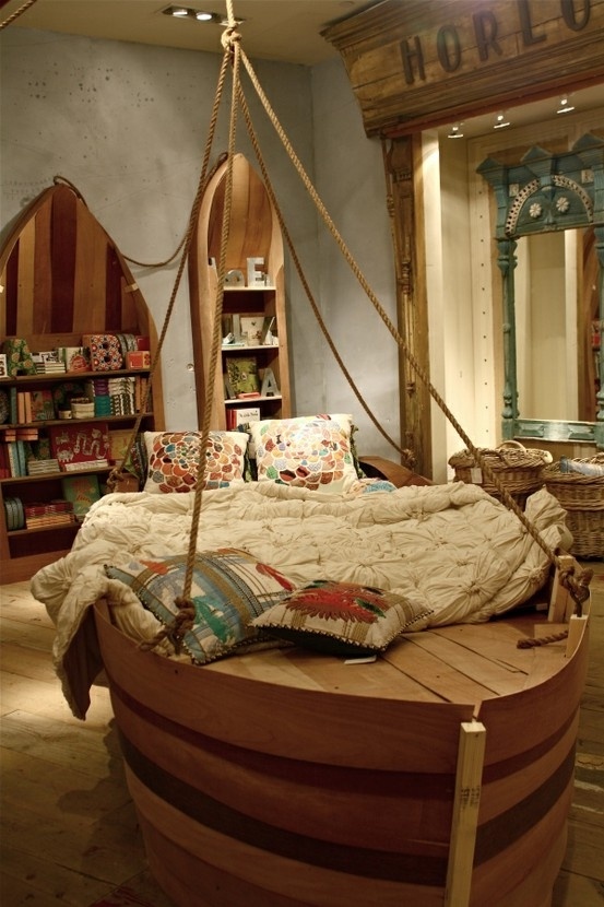 Chắc hẳn bạn sẽ cảm thấy như đang được khám phá một vùng đại dương bí ẩn nào đó khi nhìn thấy căn phòng và chiếc giường này.