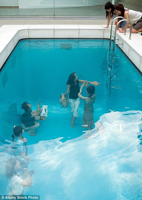 Bể bơi ảo giác mang tên The Swimming Pool hiện đang được đặt tại Bảo tàng Nghệ thuật Đương đại Thế kỷ 21 ở Kanazawa, Nhật Bản.