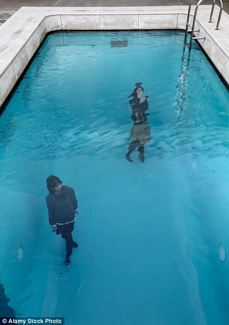 Ảo giác được tạo ra từ việc sử dụng 2 tấm kính trong suốt đặt cách nhau khoảng 10 cm gắn chặt vào thành bể. Ở giữa 2 tấm kính là nước, còn ở phía dưới đáy bể bơi là một căn phòng trống.