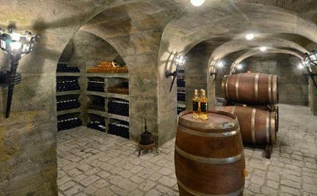 Hầm rượu vang với sức chứa 3000 chai.