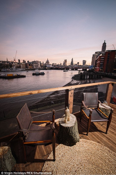 Từ trên ban công của ngôi nhà cây sang trọng này, du khách có thể vừa thưởng thức đồ uống vừa ngắm cảnh sông Thames và thành phố London.