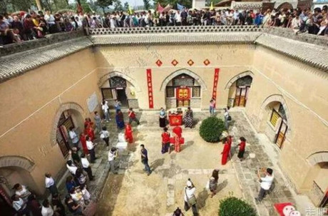 Còn đây là một đám cưới của của người dân sống ở ngôi làng độc đáo của Trung Quốc này. Khách du lịch được phen chứng kiến những phong tục vô cùng độc đáo của người dân địa phương.
