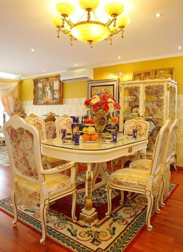 Cặp đôi Minh Khang và Thúy Hạnh đã mất hơn một năm để sưu tập, sắm sửa tất cả các vật dụng trang trí trong nhà. Bàn ăn cũng được lựa chọn theo phong cách cổ điển châu Âu.
