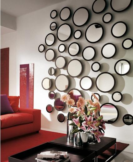 Hay bạn cũng có thể trang trí trên bức tường bằng những chiếc gương tròn với đủ kích cỡ được gắn nổi trên bề mặt tường. Với cách trang trí này bạn sẽ tạo cho phòng khách một bố cục độc đáo mang cá tính riêng.