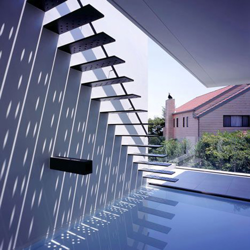 Kiểu thiết kế thang rỗng ngoài trời tạo nên hiệu ứng ánh sáng bắt mắt.