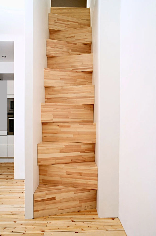 
Chiếc cầu thang hoàn toàn được làm bằng chất liệu gỗ và dốc thẳng đứng.
