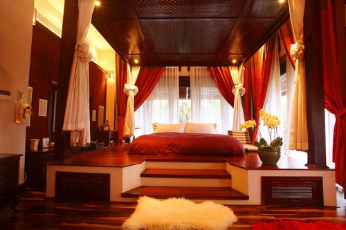 
Nằm trong căn biệt thự sang trọng tại quận 2 TP HCM, phòng ngủ của vợ chồng Hà Kiều Anh khiến người ta liên tưởng tới phòng ngủ của vua chúa thời xưa.
