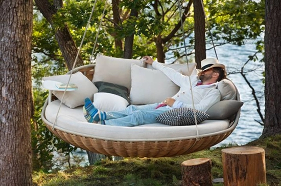 Bạn có thể đặt chiếc giường này bất kể ở đâu, thậm chí treo cả lên thân cây trong vườn nhà.
