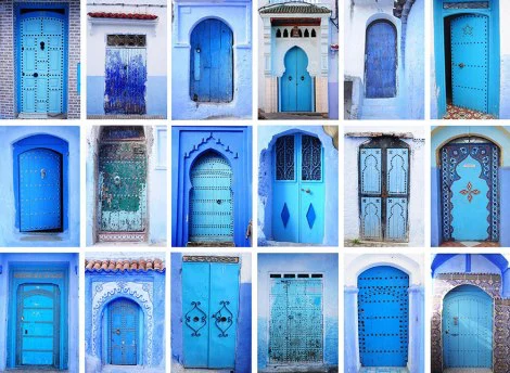 Không chỉ những bức tường mà những cánh cửa cũng được phủ màu xanh.