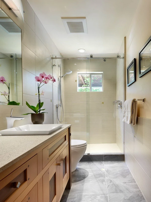 Phòng tắm đứng này sử dụng kính trong suốt tạo được sự thông thoáng cho phòng vệ sinh giúp kín mà như mở.