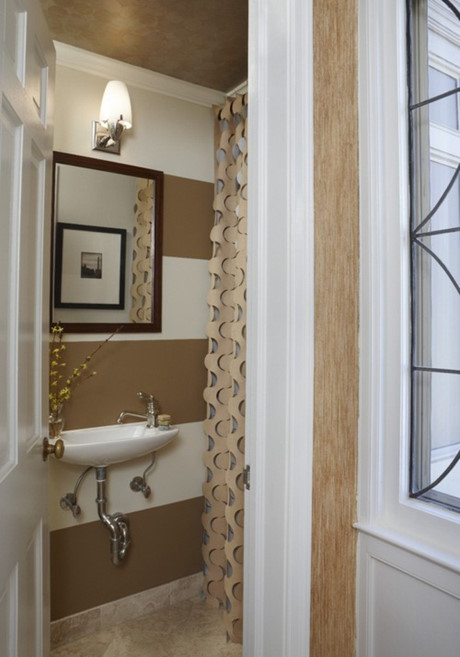 Cách thiết kế với những đường kẻ rộng, lớn có thể đánh lừa con mắt khi nhìn vào không gian phòng tắm nhà bạn.