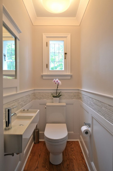 Trong không gian hẹp, việc đặt một tấm gương trên tường sẽ giúp căn phòng trông rộng rãi hơn. Hơn nữa, nó còn giúp phòng tắm nhà bạn trở nên sáng sủa hơn rất nhiều.