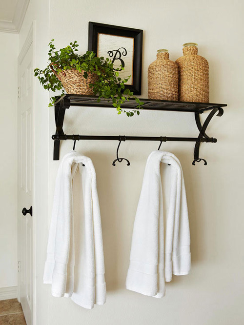 Đặt các thiết bị lên cao sẽ là một giải pháp nới rộng diện tích phòng tắm hiệu quả. Bạn có thể lắp vòi nước trên tường, hay gắn một thanh treo khăn, móc quần áo ở trên cánh cửa phòng tắm.