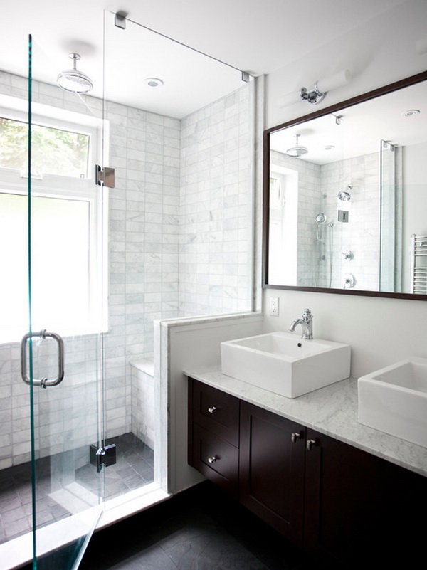 Sử dụng cửa sổ là biện pháp tốt nhất để lấy ánh sáng và diện tích cho phòng tắm nhỏ.