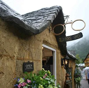 Ngôi làng nhỏ còn có cả cửa hàng, khách sạn, nhà hàng …..với cách thiết kế đặc biệt hấp dẫn.
