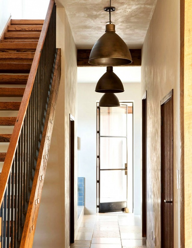 Thay vì sử dụng những chiếc bóng đèn nhỏ treo tường không có gì đặc biệt và thú vị, những chuỗi đèn dây dài thả trên trần xuống là cách trang trí đơn giản cho khu vực hành lang vốn đơn điệu trong ngôi nhà.