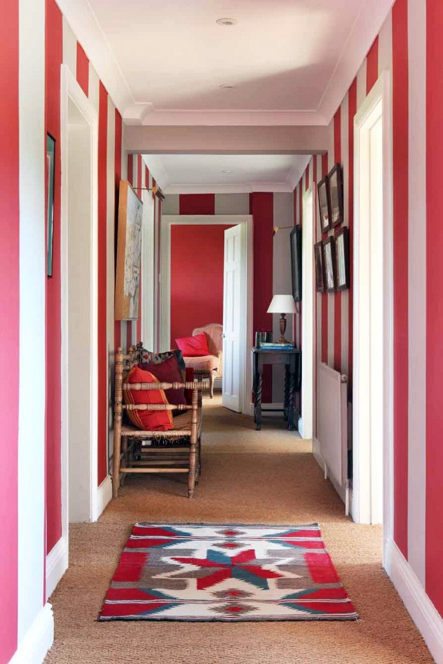 Bạn cũng có thể trang trí hành lang nhà mình bằng cách sơn bức tường dọc dạng sọc theo hành lang với những tông màu mà bạn yêu thích.