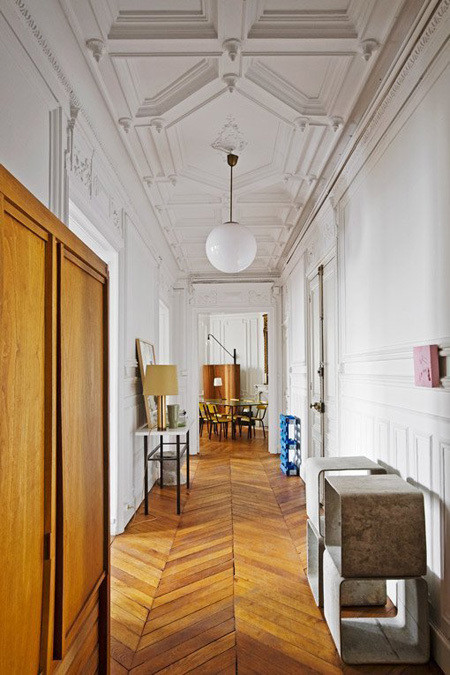 Tính thẩm mỹ của hành lang có được nhờ phần trần nhà cầu kỳ cùng những món đồ trang trí.