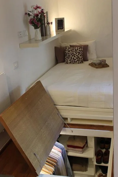 Một phần không gian phía dưới giường được thiết kế nhiều ngăn, giá để lưu trữ quần áo. Cách lưu trữ này giúp căn phòng trở nên gọn gàng và rộng rãi.