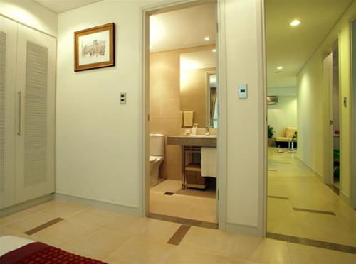 
Cửa phòng ngủ đối diện cửa phòng tắm không tốt cho sức khỏe gia đình bạn.
