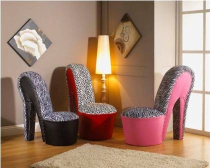 Còn đây là mẫu sofa hình giày cao gót sành điệu và êm ái rất hợp cho các cô nàng.