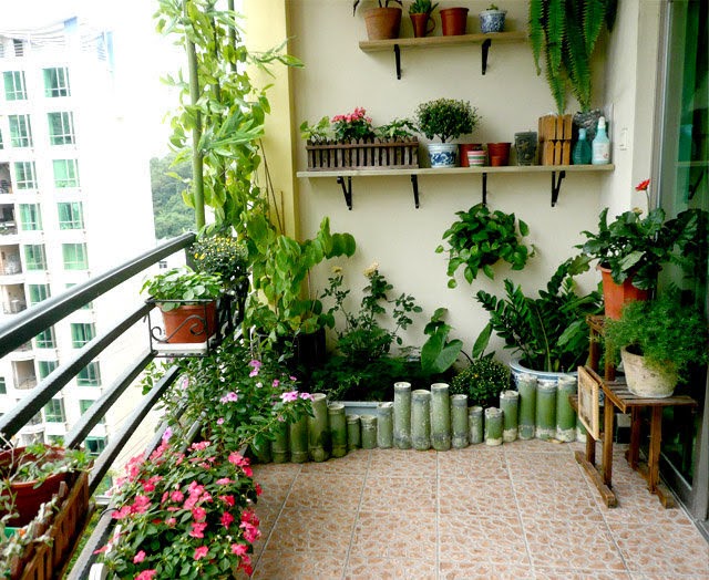 Bạn có thể chọn những giỏ hoa, cây cảnh hoặc những bình gốm tạo nét riêng ấn tượng, xanh mát cho ban công nhà bạn.