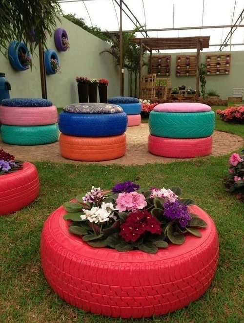 Những chiếc lốp xe cũ vừa có thể trồng hoa vừa có thể làm chiếc ghế ngồi hóng mát ngoài sân vườn.