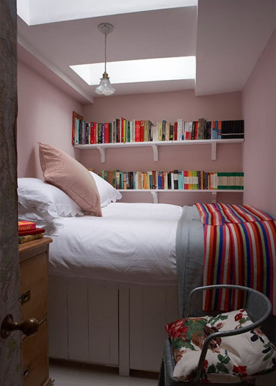 Chỉ đơn giản với khăn trải giường kẻ sọc và kệ sách sát tường cũng đủ giúp mở rộng không gian phòng ngủ nhà bạn ra nhiều tầng.