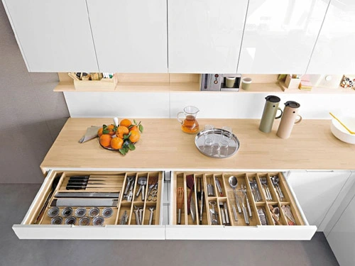 Những ngăn kéo với nhiều ngăn khác nhau thế này là nơi lý tưởng giúp bạn lưu trữ mọi thứ trong nhà bếp.