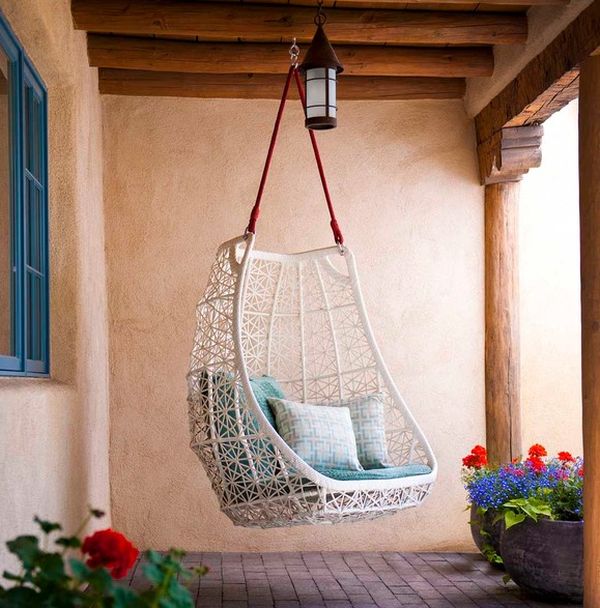 Bạn cũng có thể thiết kế ghế treo ở một góc hiên nhà để tha hồ đong đưa ngắm cảnh.