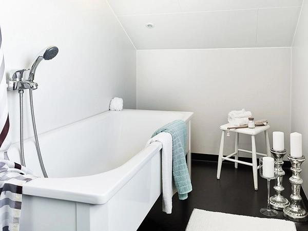 Phòng tắm cũng được thiết kế với hai màu chủ đạo đen trắng giúp căn phòng thêm thoáng rộng.