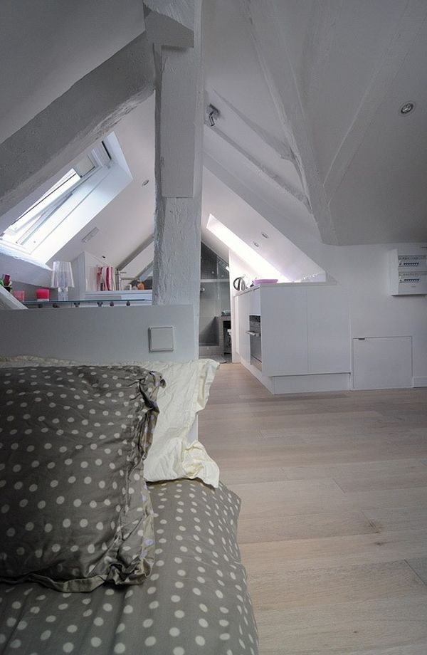 Dầm và cột nhà giúp ngăn cách không gian nghỉ ngơi riêng tư với khu vực khác trong nhà.