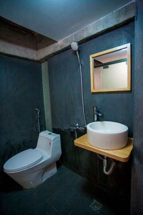 Phòng tắm khá nhỏ, vừa đủ chỗ cho những tiện nghi tối thiểu nhưng rất gọn gàng và sạch sẽ.