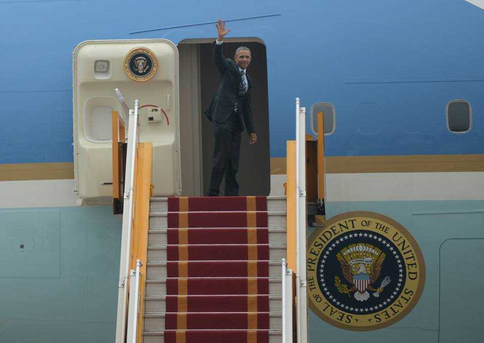 
Tổng thống vẫy tay chào người dân Hà Nội. Ảnh: Infonet
