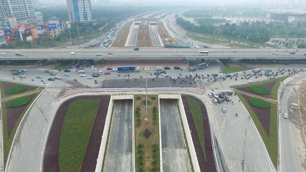 
Nút Trung Hòa được khánh thành tháng 1/2016 có nhiệm vụ kết nối giữa dự án cầu cạn cao tốc Vành đai 3 với cao tốc đại lộ Thăng Long, đảm bảo giao thông thông suốt, thuận lợi.
