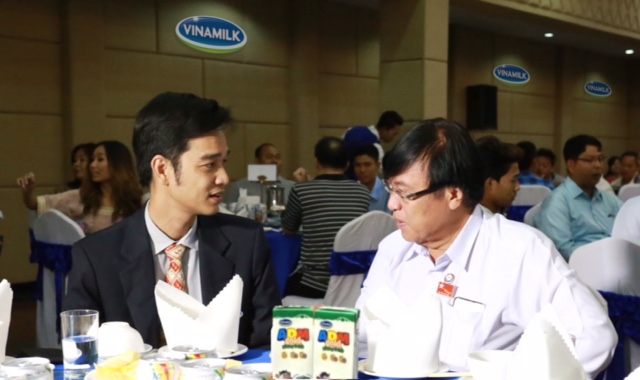 Lãnh đạo cấp cao thành phố Mandalay (áo trắng bên phải) đánh giá cao chiến lược phát triển thương hiệu Vinamilk sâu và rộng tại thị trường Myanmar