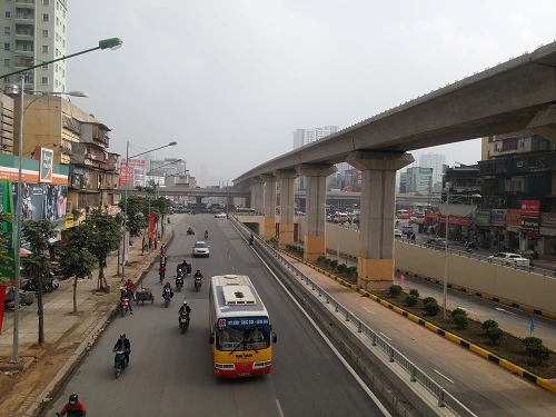 Hầm chui được xây dựng theo hướng Nguyễn Trãi - Quốc lộ 6 để tách phương tiện giao thông trên đường Nguyễn Trãi khỏi khu vực giao cắt. Cả hai bên đường hiện đã được thảm nhựa và phân làn. Mỗi bên hầm có bốn làn xe chạy, mỗi làn 3,5m.