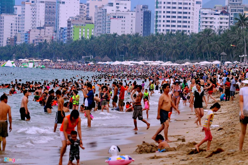 
Cảnh chen chân của hàng vạn người ở bãi tắm trung tâm đường Trần Phú bãi biển Nha Trang
