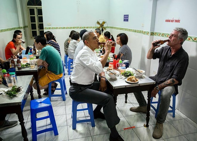 
Tổng thống Mỹ Obama và ông Anthony uống bia khi ăn bún chả Hà Nội. Ảnh trên trang Instagram của nhiếp ảnh gia Pete Souza
