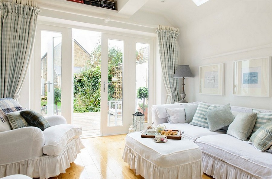 
Bạn nên chọn rèm từ vải mềm và treo sát trần nhà để cho căn phòng nhẹ nhàng hơn.
