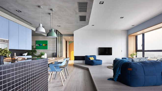 Sàn gỗ cao thấp cùng sự chuyển tiếp từ trần bê tông sang sơn trắng là nơi phân chia các không gian trong phòng.